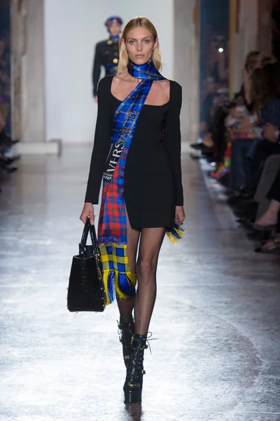 Look 10
